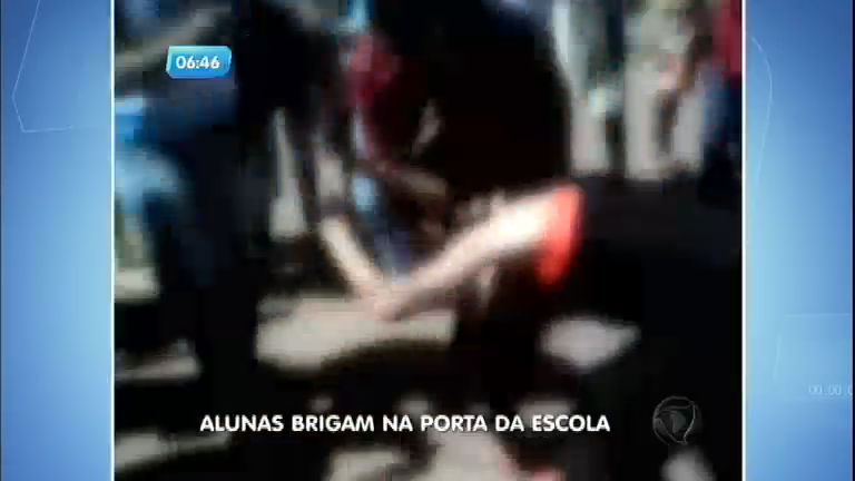 Vídeo: Flagra: alunas brigam na porta de escola em Planaltina de Goiás
