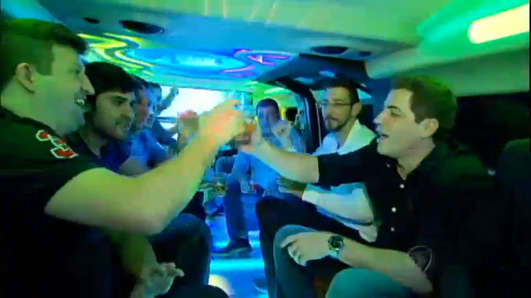 Vídeo: Inusitado! Casal comemora despedida de solteiro dentro de limousine