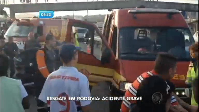 Vídeo: Helicóptero resgata vítima de acidente grave na Fernão Dias