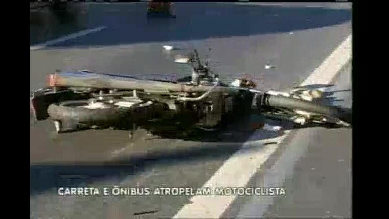 Vídeo: Carreta e ônibus atropelam motociclista