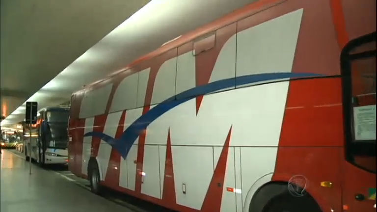 Vídeo: Bandidos de terno e gravata fazem arrastão em ônibus de companhia aérea em São Paulo