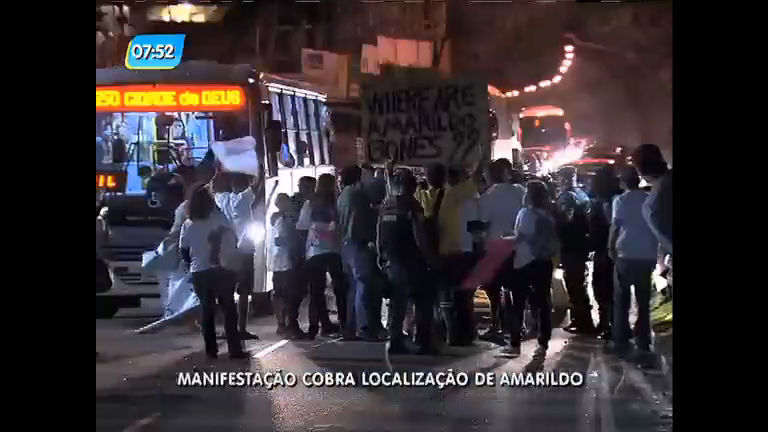 Vídeo: Moradores da Rocinha fazem protesto para cobrar localização do corpo de Amarildo