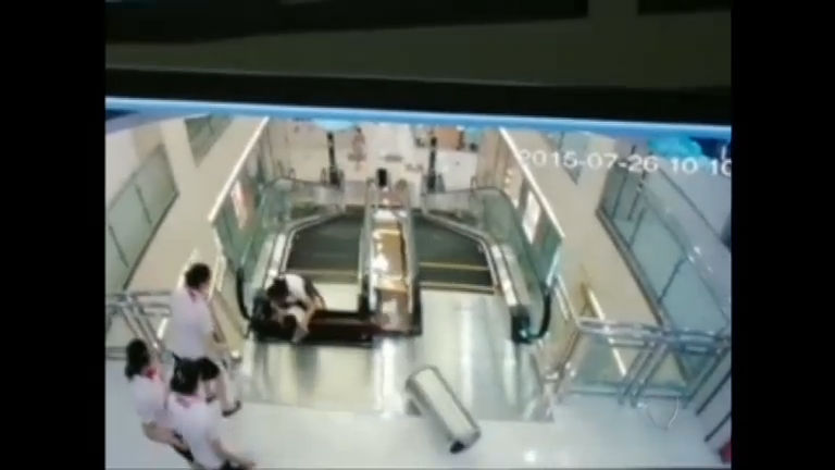 Vídeo: Imagens fortes: mulher sofre acidente e morre em escada rolante na China