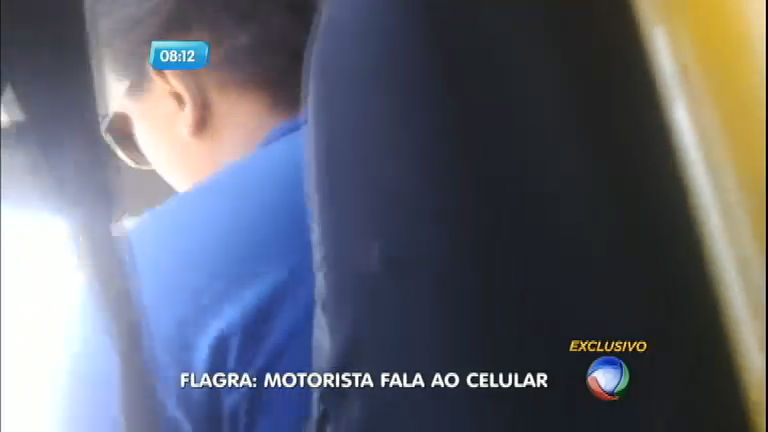 Vídeo: Flagra: Motorista de ônibus fala ao celular enquanto dirige