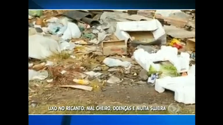 Vídeo: Lixo se acumula em rua por falta de coleta