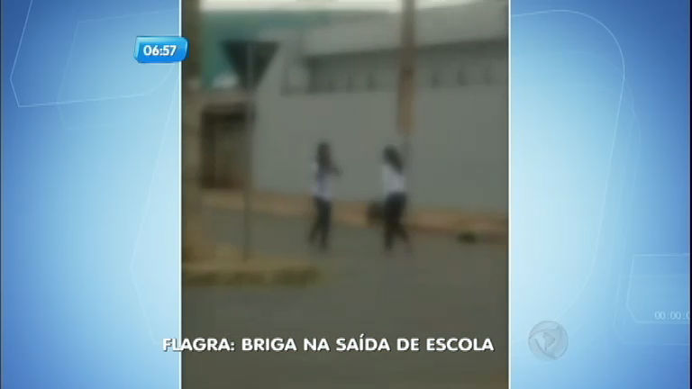 Vídeo: Flagra: alunas trocam agressões na saída de escola em Brasília (DF)