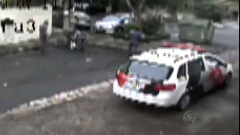Vídeo: Policiais são presos após montar farsa sobre morte de suspeito de roubo em SP