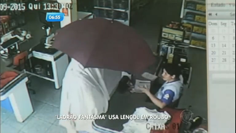 Vídeo: Ladrão "fantasma" usa lençol para roubar supermercado em MG