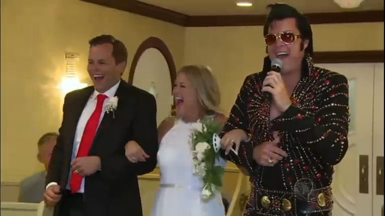 Vídeo: Noivos escolhem fazer casamento em Las Vegas com presença de cover de Elvis Presley