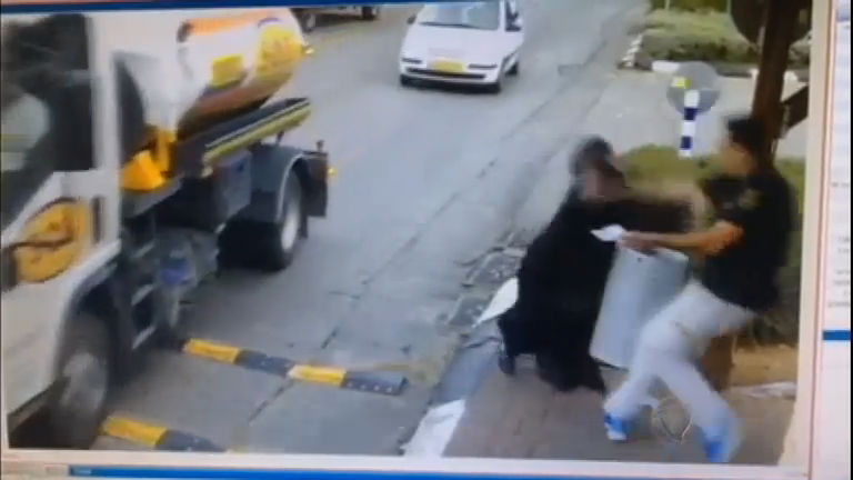 Vídeo: Vídeo mostra palestina atacando guarda israelense com faca