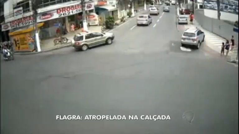 Vídeo: Flagra: mulher é atropelada na calçada em Niterói (RJ)