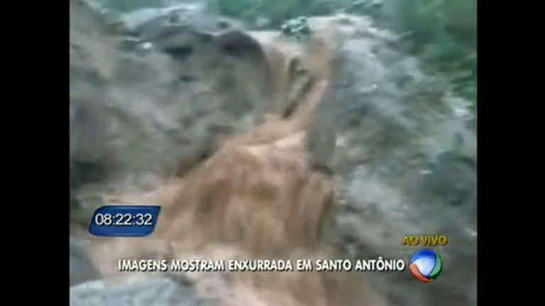 Vídeo: Obra abandonada causa enxurrada em Santo Antônio