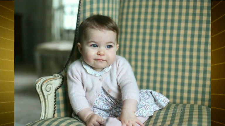 Vídeo: Muito fofa! Fotos da princesinha Charlotte são divulgadas pela Família Real