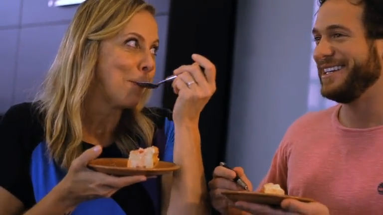 Vídeo: Em família! Ao lado da mãe, Dalton Rangel prepara delicioso cheesecake de panettone