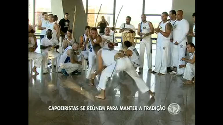 Vídeo: Capoeiristas se reúnem na Torre de TV
