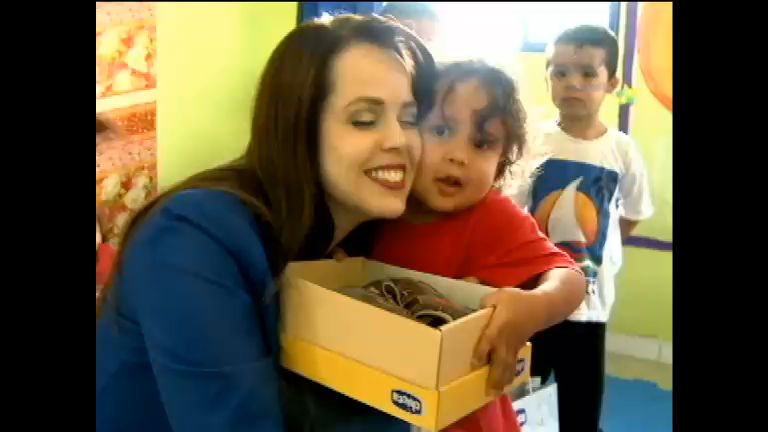 Vídeo: Confira a entrega de sapatinhos para crianças carentes
