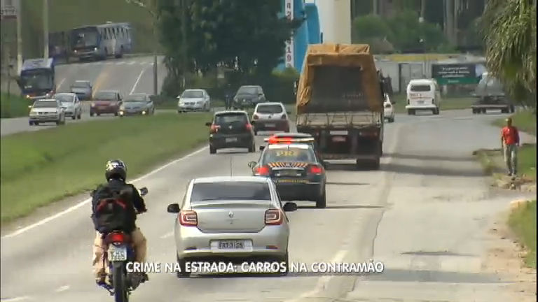 Vídeo: Criminosos aproveitam congestionamento para assaltar motoristas na Régis Bittencourt