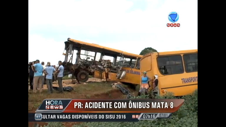 Vídeo: Acidente com duas carretas e um ônibus deixa oito mortos no Paraná