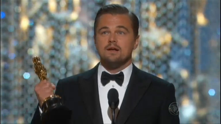 Vídeo: Finalmente! Leonardo DiCaprio recebe o Oscar de Melhor Ator pela atuação em O Regresso