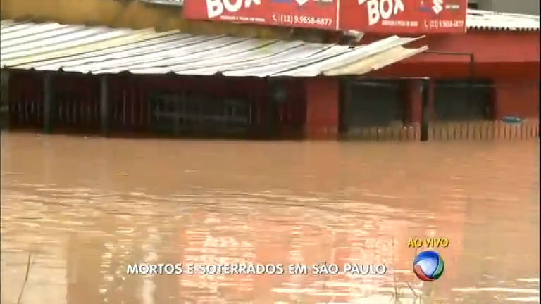 Vídeo: Equipe da Record tenta acesso a Francisco Morato, mas fica ilhada em Caieiras