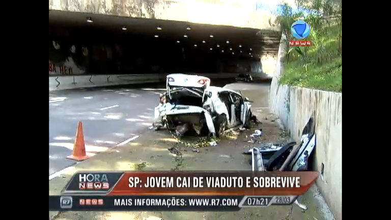 Vídeo: Estudante perde o controle da direção e carro cai de viaduto em São Paulo