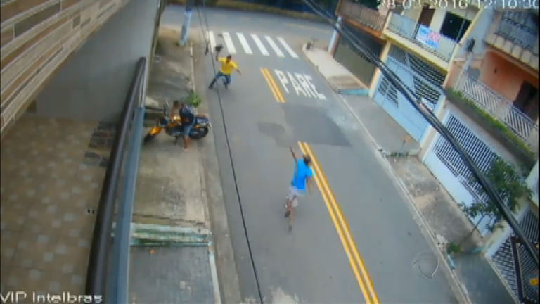 Vídeo: Homem reage a roubo de moto e escapa da morte por pouco na Grande São Paulo