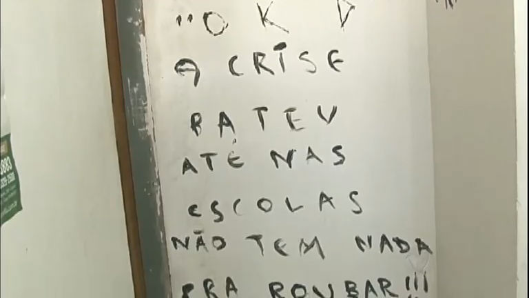Vídeo: Ladrões roubam escola na Paraíba e deixam pichação irônica
