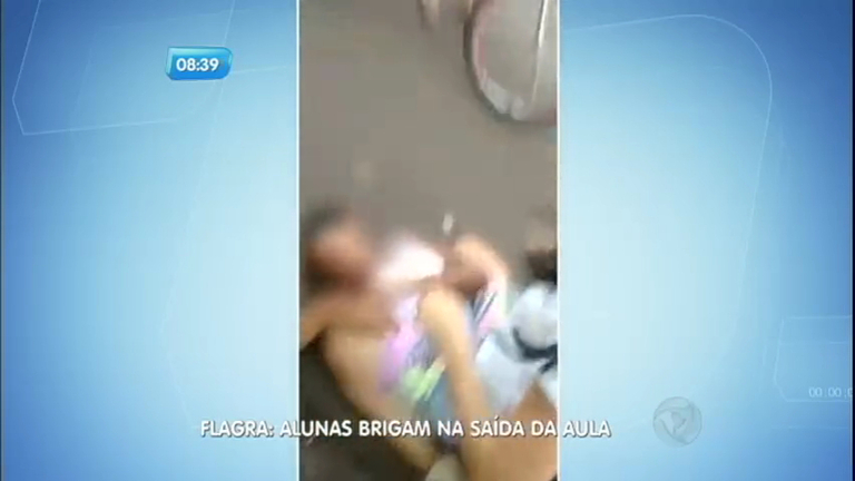 Vídeo: Aluna desmaia após
briga na porta de escola no interior de São Paulo