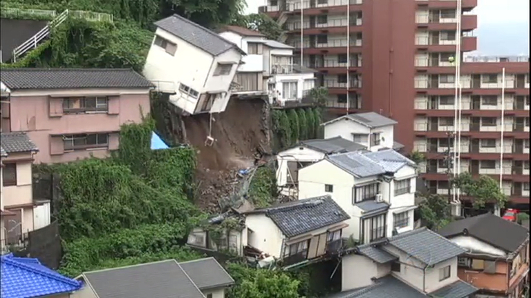 Vídeo: Casa desaba por causa de deslizamento de terra no Japão