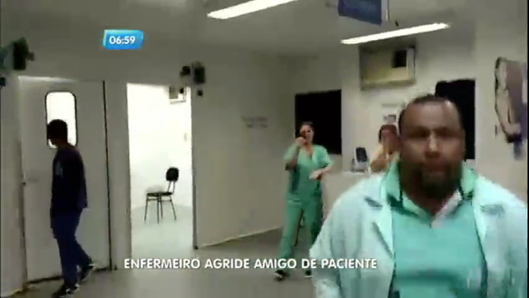 Vídeo: 

Flagra: enfermeiro agride rapaz que reclamava da falta de
médicos em unidade de saúde 

