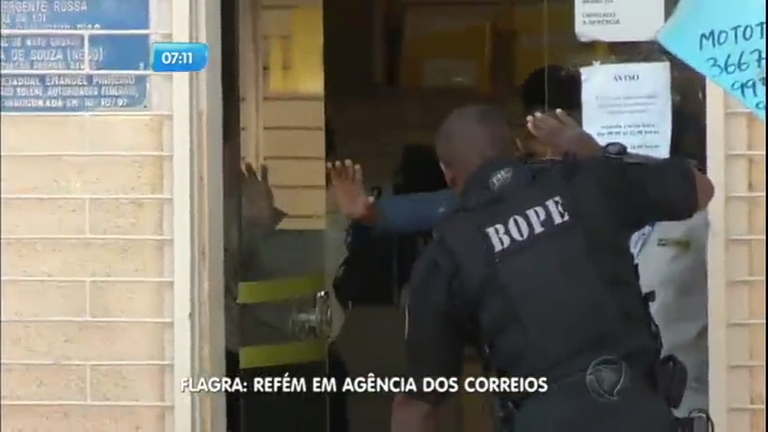 Vídeo: Bandidos fazem reféns dentro de agência dos Correios em Cuiabá