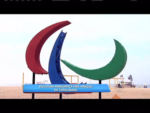 Vídeo: Escultura paralímpica vira atração em Copacabana