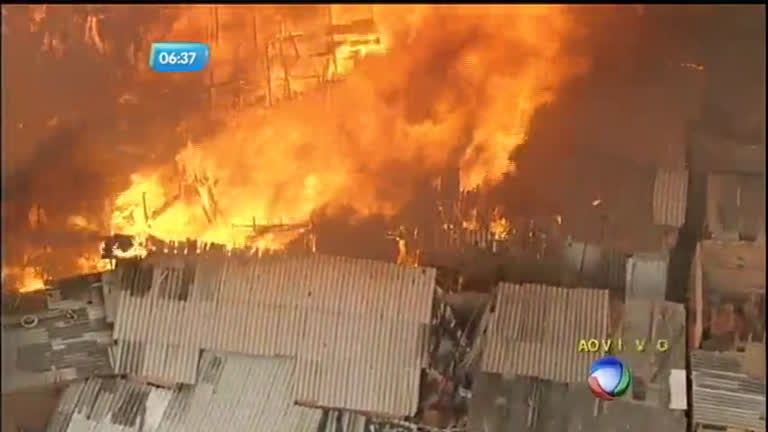 Vídeo: 

Desesperados, moradores fogem durante incêndio em comunidade
na Grande SP


