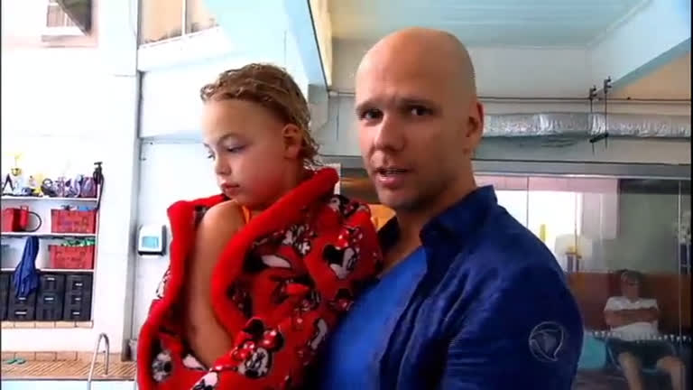 Vídeo: Filha do nadador Xuxa se mostra tão atleta quanto o pai.&nbsp;