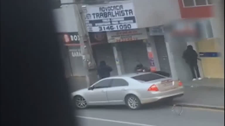 Vídeo: Bandidos explodem caixa eletrônico e trocam tiros com a polícia