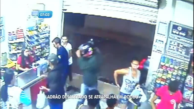 Vídeo: Ladrão se atrapalha ao tentar roubar mercearia
em Campanha (MG)