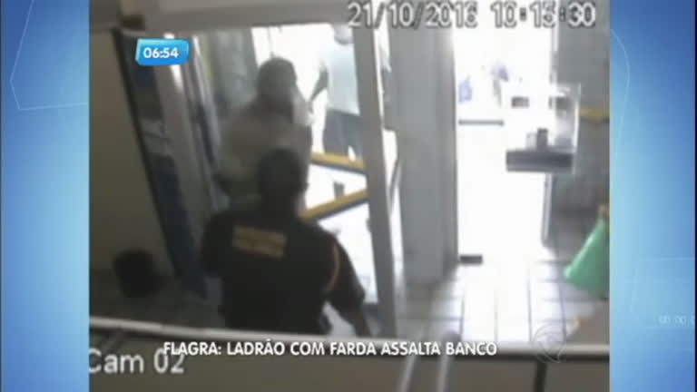 Vídeo: Ladrão fardado assalta agência dos Correios em Recife