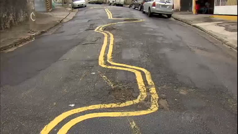 Vídeo: Moradores pintam rua para alertar motoristas
sobre buracos