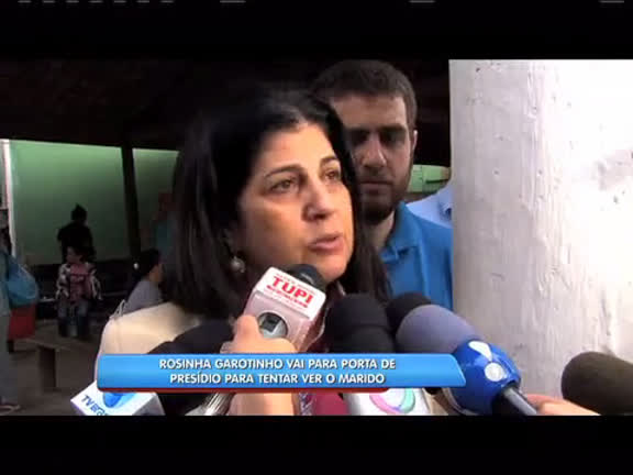 Vídeo: Rosinha comenta a reação de Garotinho na saída do Hospital Souza Aguiar e nega ter recebido regalias&nbsp;