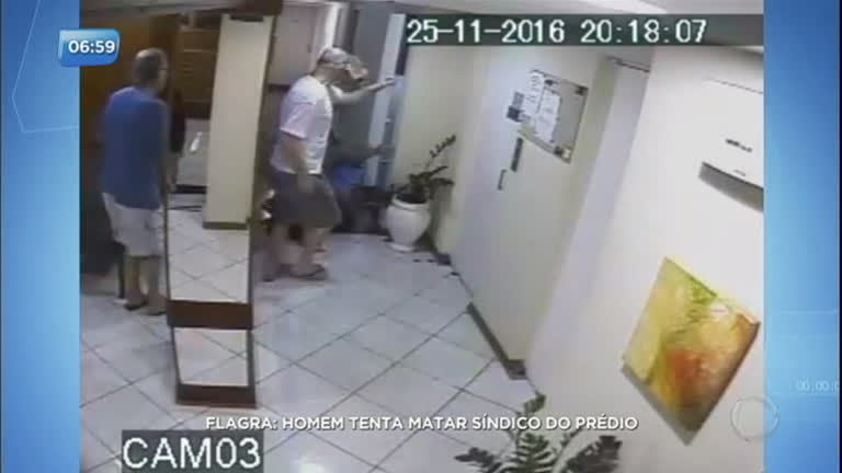 Vídeo: Flagra: morador é preso após tentar
matar síndico de prédio