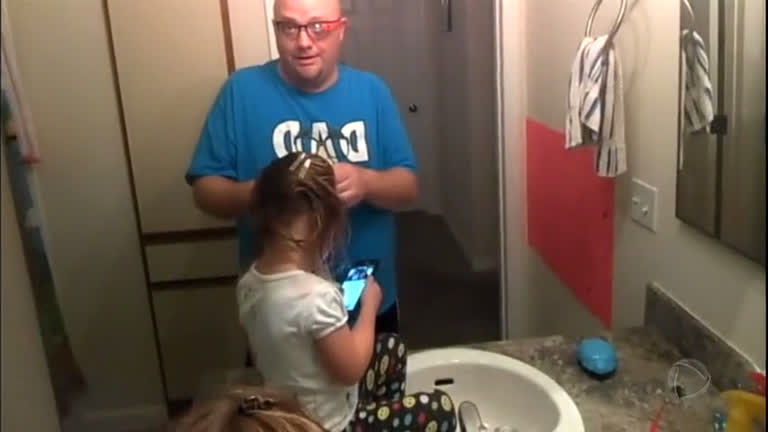 Vídeo: Vídeo de pai fazendo penteados na filha viraliza na internet