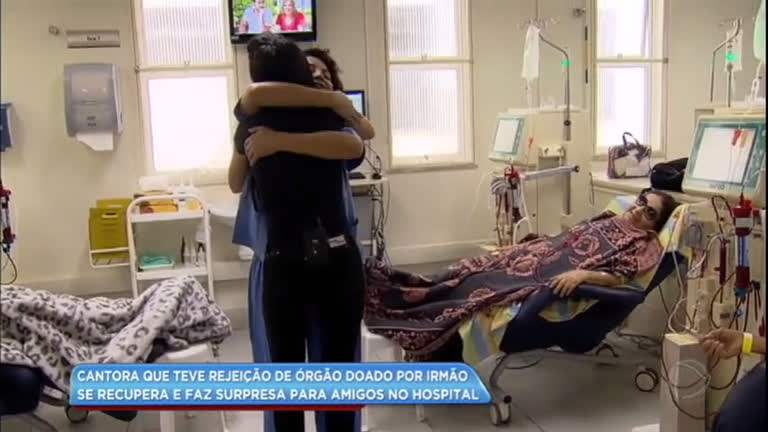 Vídeo: Cantora sertaneja faz surpresa para amigos que fez no hospital durante tratamento