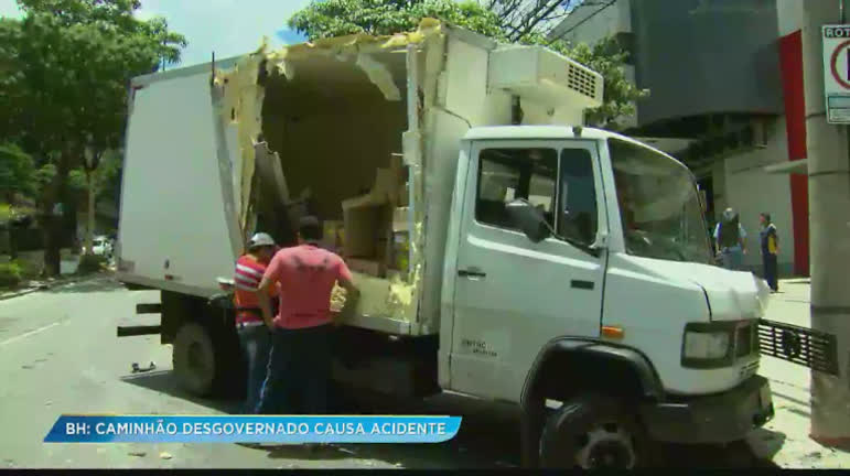 Vídeo: Caminhão desgovernado atinge carro, árvore e poste no centro de BH