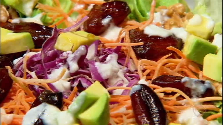 Vídeo: Supersalada preparada com abacate e nozes auxilia no ganho de peso