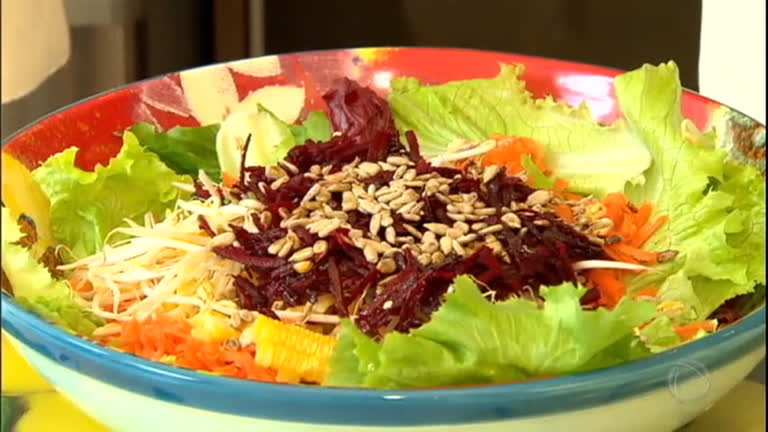 Vídeo: Aprenda a preparar a supersalada da energia com cenoura, beterraba e semente de girassol&nbsp;