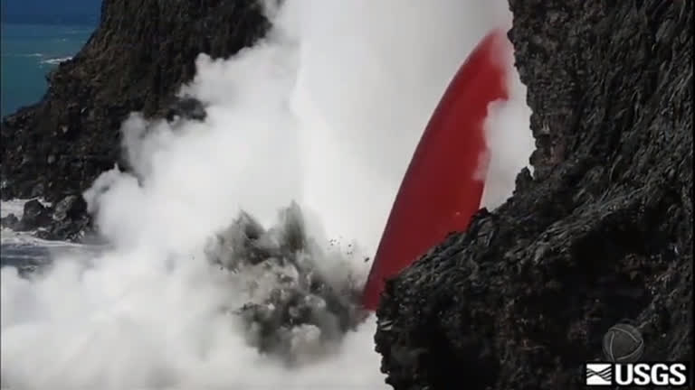 Vídeo: Vulcão forma cachoeira de lava sobre o
oceano Pacífico no Havaí