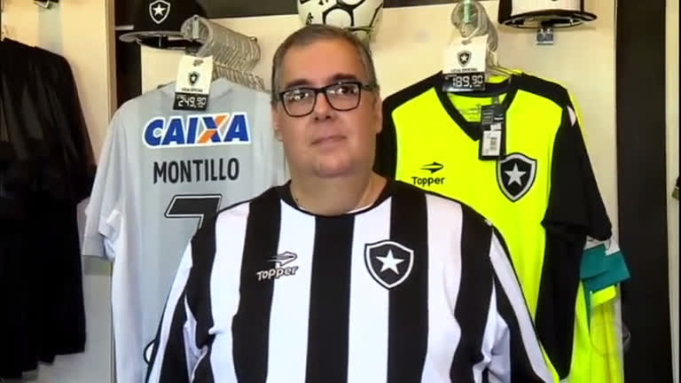 Vídeo: Torcedor obeso consegue vestir camisa do Botafogo depois de 46 anos