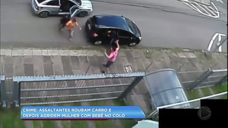 Vídeo: Bandidos derrubam bebê durante assalto