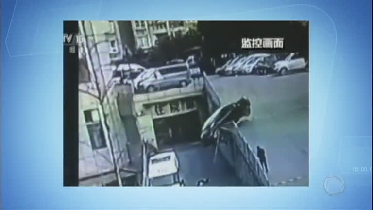 Vídeo: Carro cai de viaduto e mãe salva o filho
durante acidente
