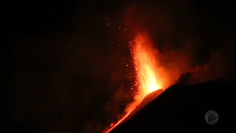 Vídeo: Vulcão Etna entra em erupção na Itália